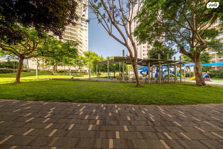 דירה, אלוף רחבעם זאבי, הדר המושבות החדשה / אם המושבות החדשה, פתח תקווה