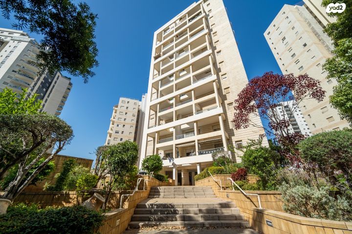 דירה, אלוף רחבעם זאבי, הדר המושבות החדשה / אם המושבות החדשה, פתח תקווה