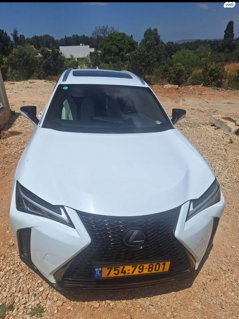 מודעת רכב לקסוס UX