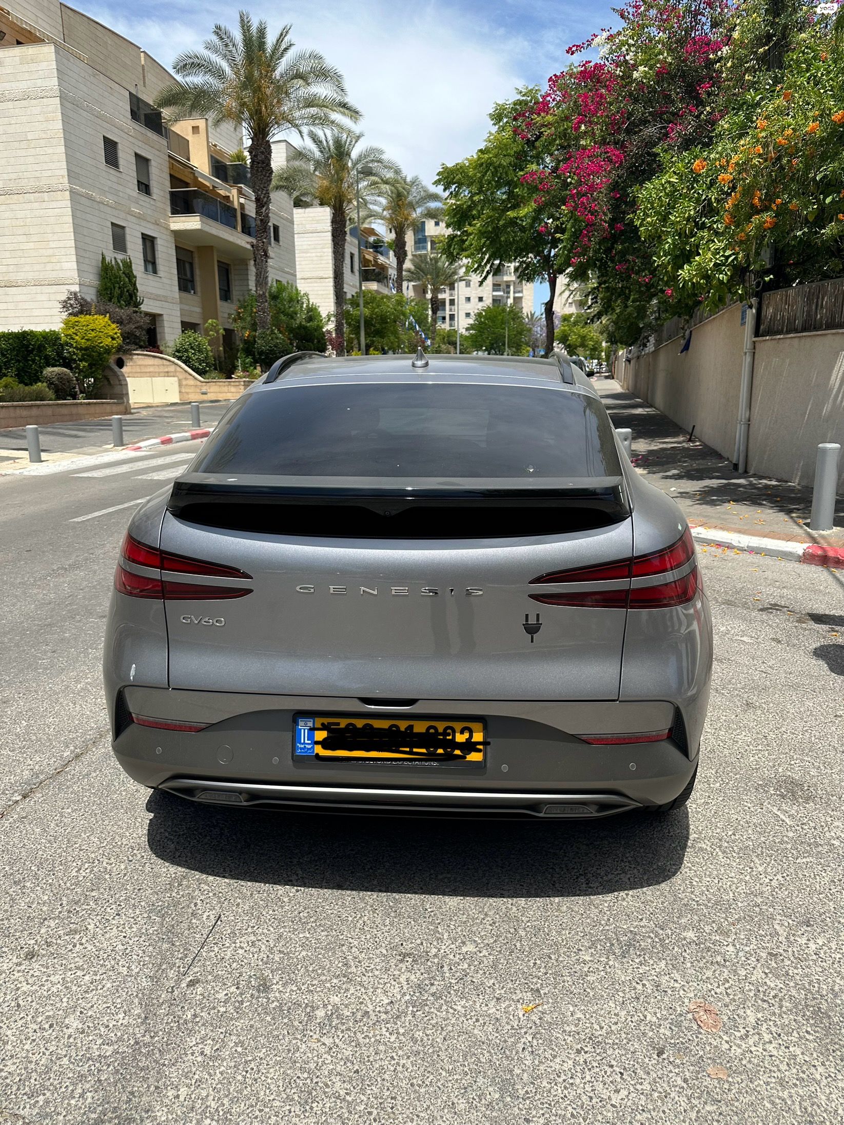 מודעת רכב ג'נסיס GV60