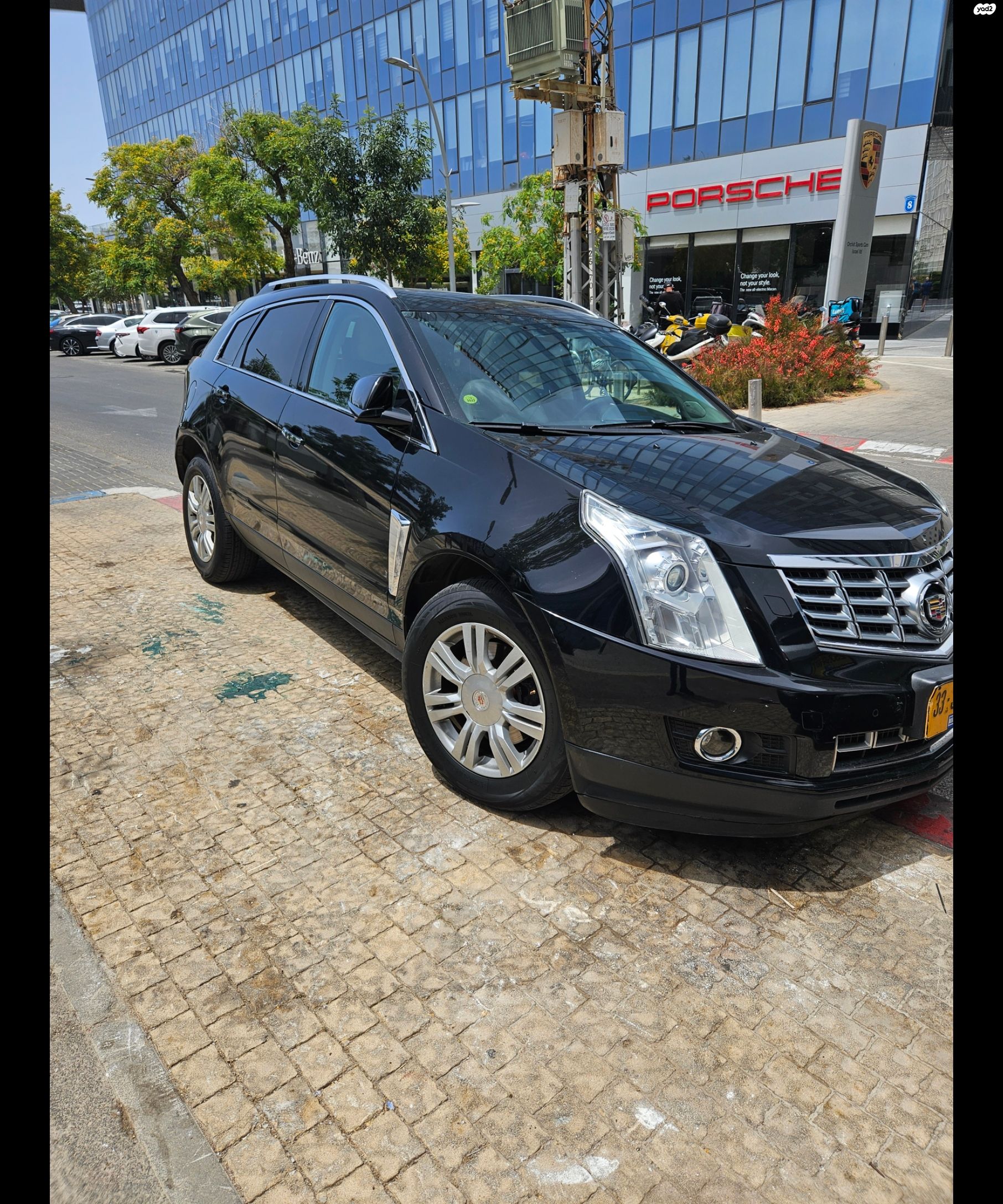 מודעת רכב קאדילק SRX