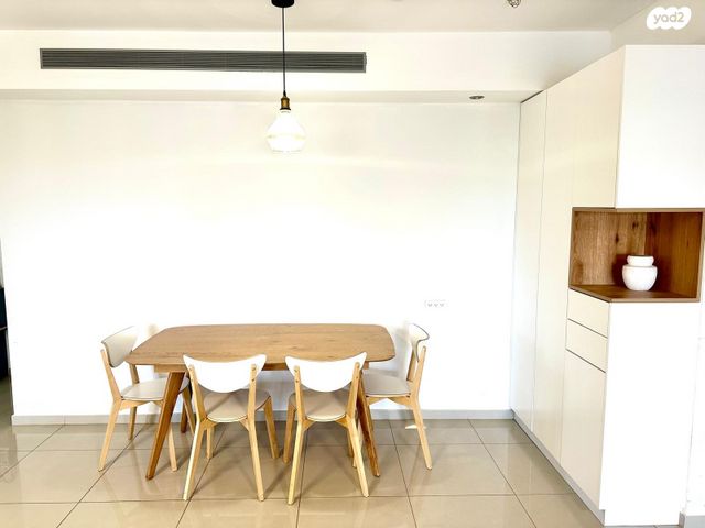 עוזי נרקיס 18