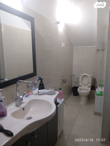 דופלקס, אדם - גבע בנימין