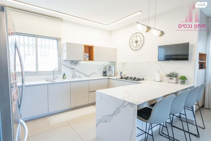 גג/ פנטהאוז, מודיעין מכבים רעות