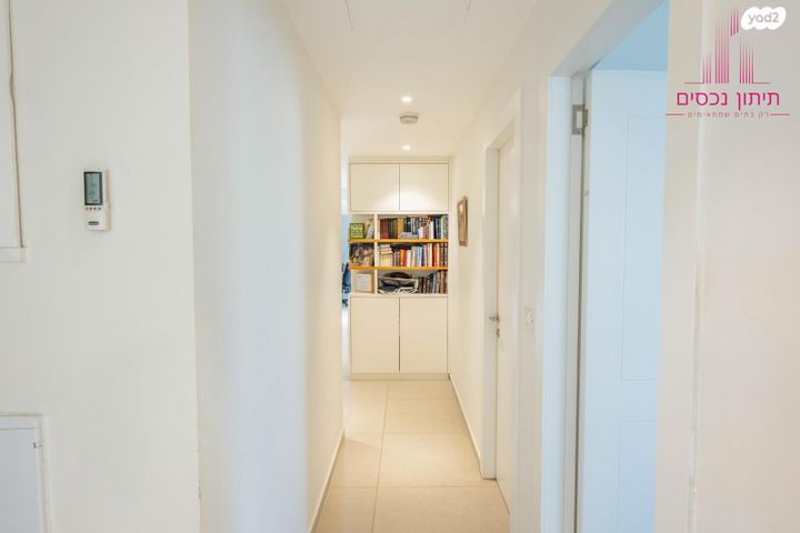 גג/ פנטהאוז, מודיעין מכבים רעות