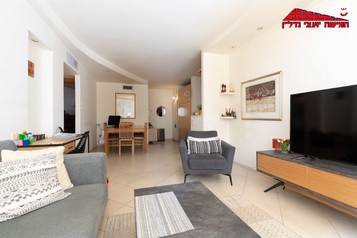 דירה, צבי הירשפלד, רמז, מערב ותיק, ראשון לציון