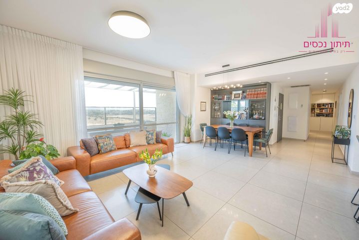 גג/ פנטהאוז, מודיעין מכבים רעות