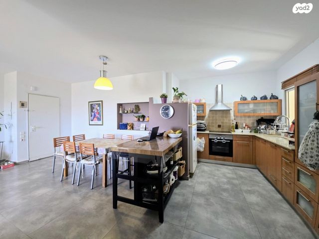 דירה, השקד, 2004, רעננה