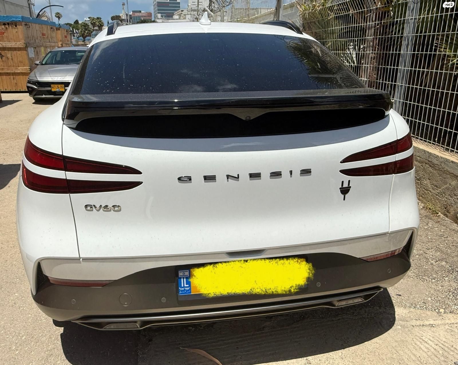 מודעת רכב ג'נסיס GV60