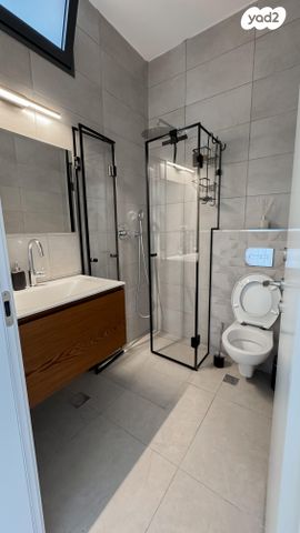 דו משפחתי, מוסקט 21, שאר העיר, כפר ורדים