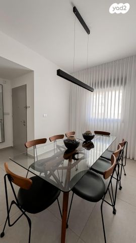 דו משפחתי, מוסקט 21, שאר העיר, כפר ורדים