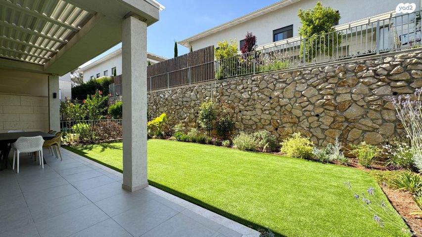 דו משפחתי, מוסקט 21, שאר העיר, כפר ורדים