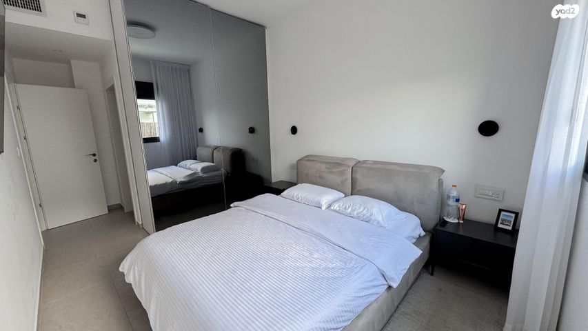 דו משפחתי, מוסקט 21, שאר העיר, כפר ורדים