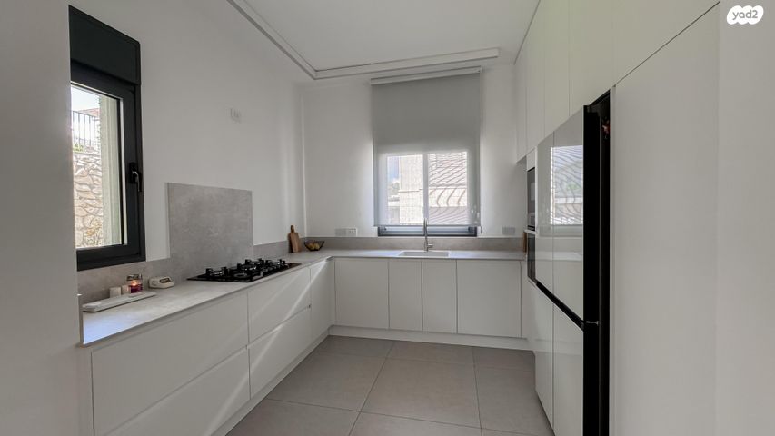 דו משפחתי, מוסקט 21, שאר העיר, כפר ורדים