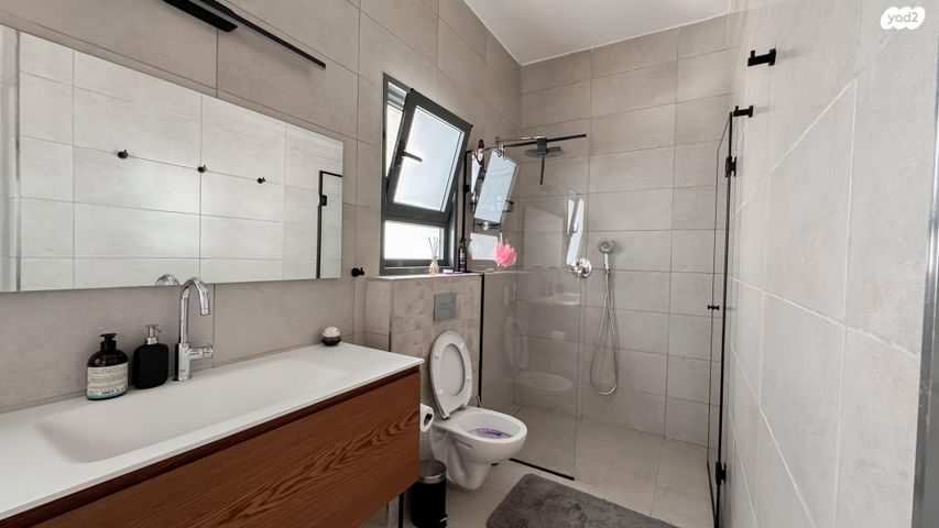 דו משפחתי, מוסקט 21, שאר העיר, כפר ורדים