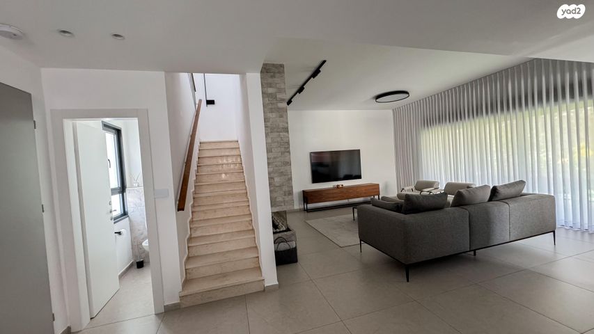 דו משפחתי, מוסקט 21, שאר העיר, כפר ורדים