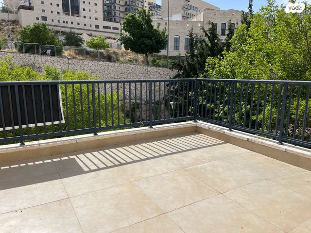 גג/ פנטהאוז, אפרת