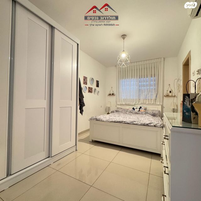 דופלקס, הרב יעקב אבו חצירא, יגאל אלון, קרית מלאכי