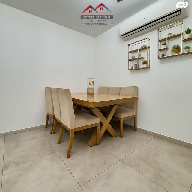 דופלקס, הרב יעקב אבו חצירא, יגאל אלון, קרית מלאכי