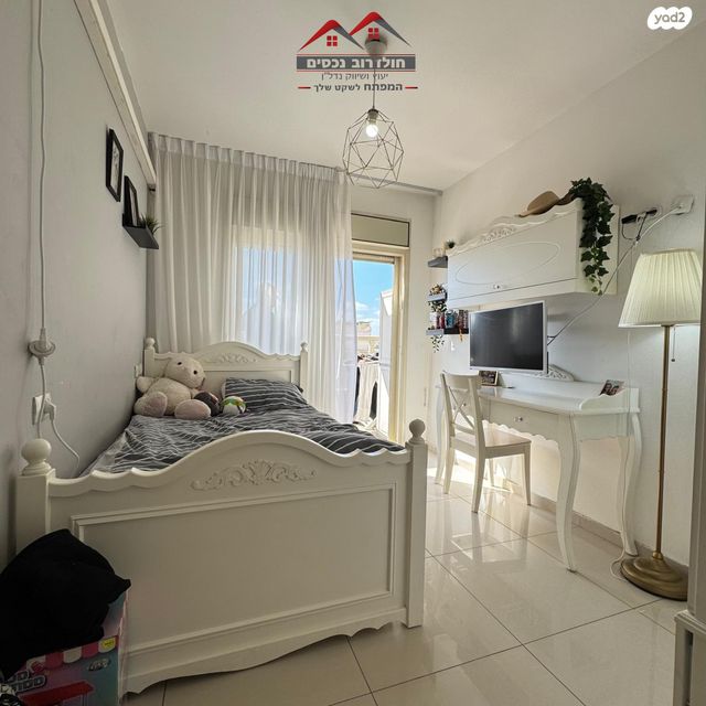 דופלקס, הרב יעקב אבו חצירא, יגאל אלון, קרית מלאכי