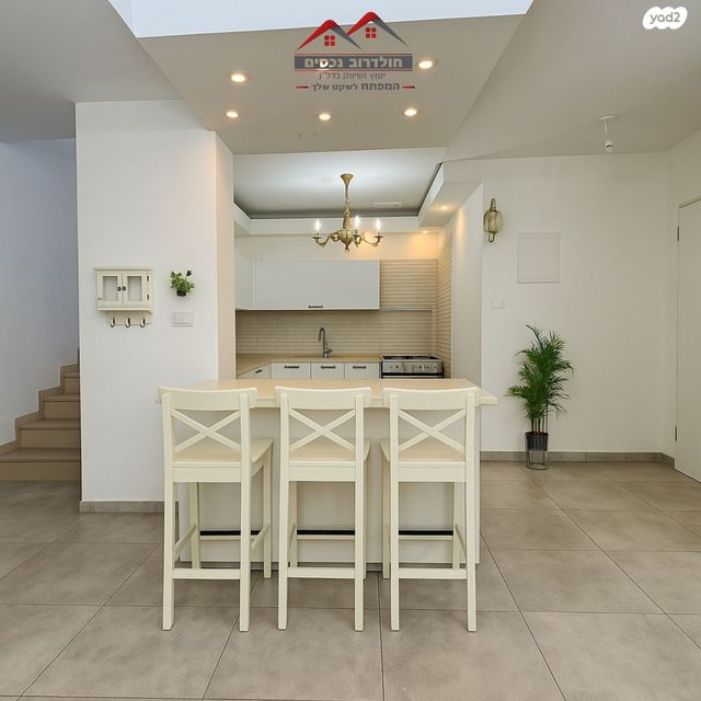 דופלקס, הרב יעקב אבו חצירא, יגאל אלון, קרית מלאכי