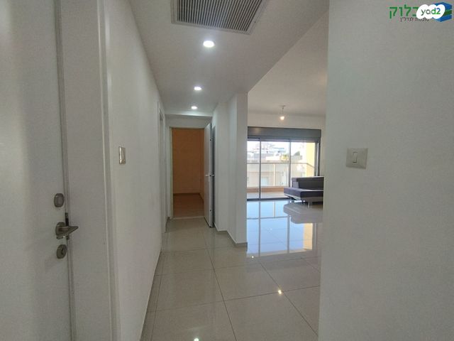 דירה, רמב"ם, ראשון לציון