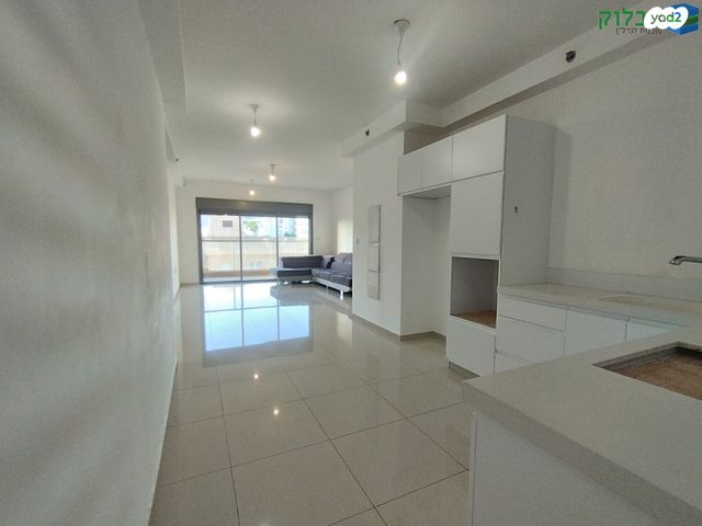 דירה, רמב"ם, ראשון לציון