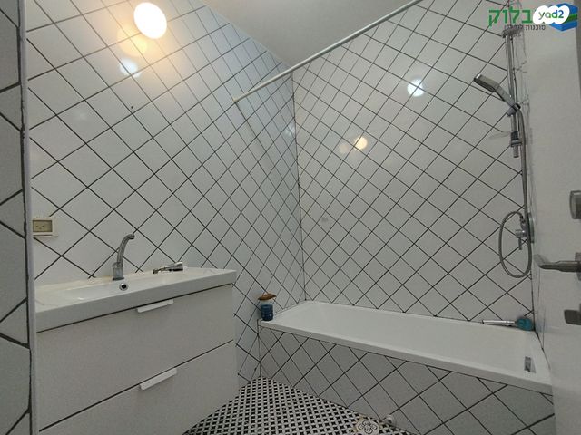 דירה, רמב"ם, ראשון לציון