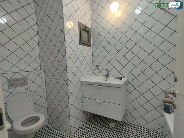 דירה, רמב"ם, ראשון לציון