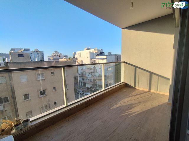 דירה, רמב"ם, ראשון לציון