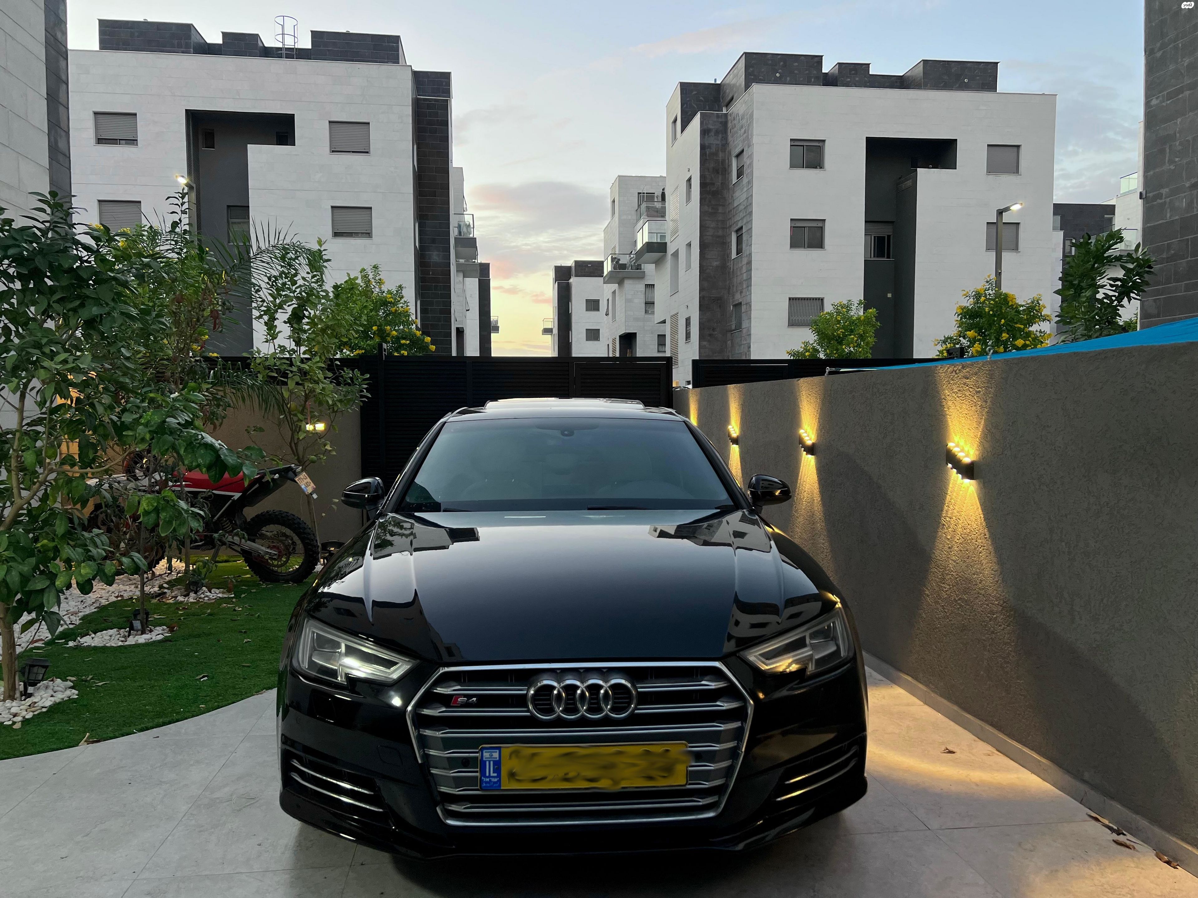 מודעת רכב אאודי A4