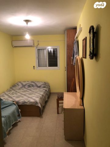 דירה, גיבורי סיני, עכו