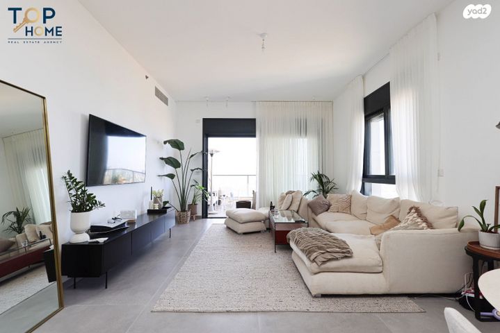 גג/ פנטהאוז, אמנון ליפקין שחק, נוף הטיילת, נתניה