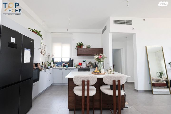 גג/ פנטהאוז, אמנון ליפקין שחק, נוף הטיילת, נתניה