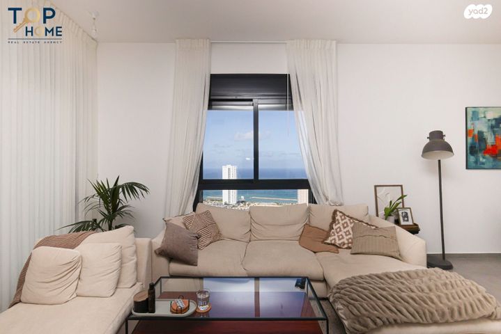 גג/ פנטהאוז, אמנון ליפקין שחק, נוף הטיילת, נתניה