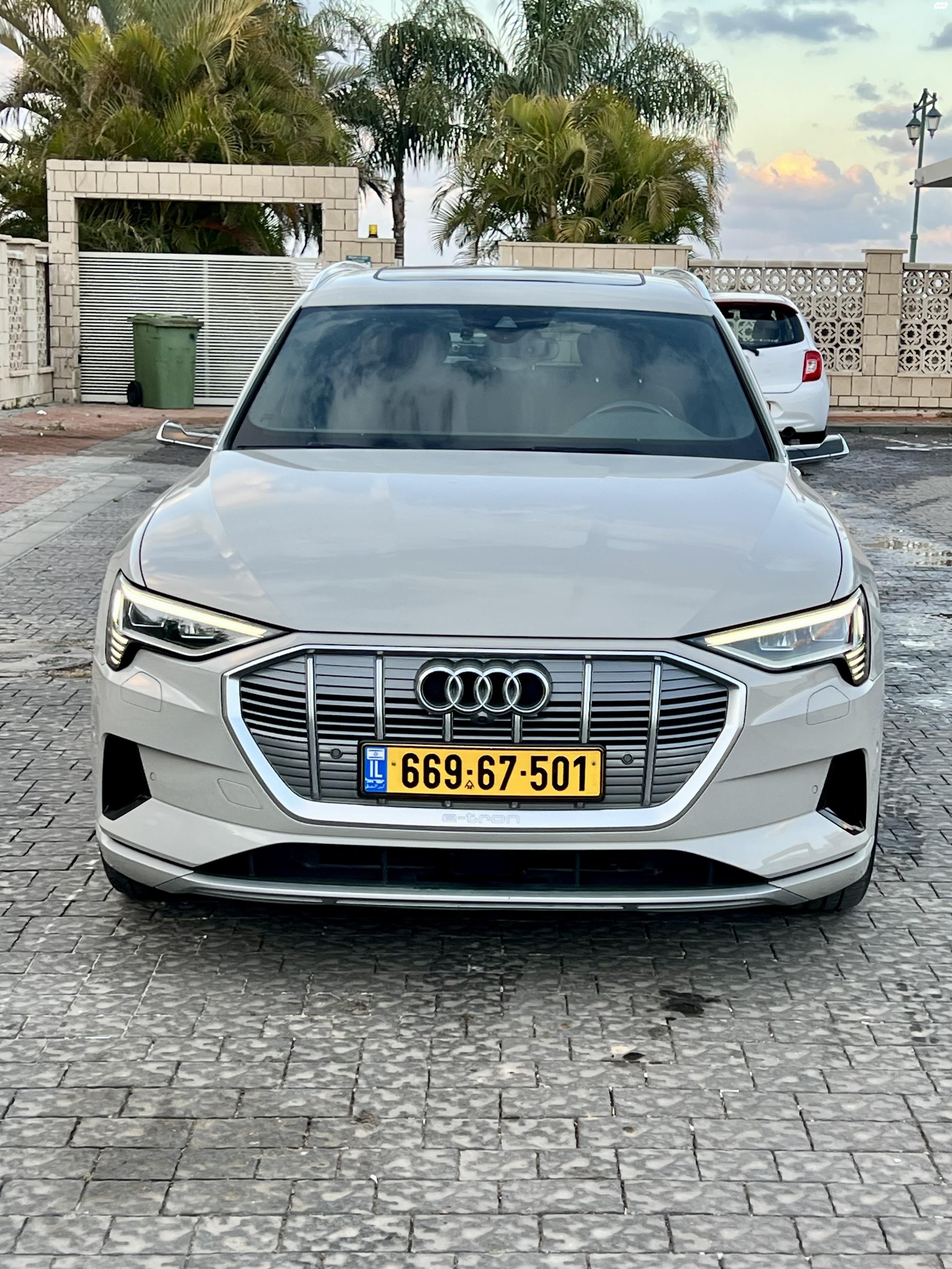 מודעת רכב אאודי E-tron