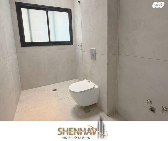 דו משפחתי, תל מונד