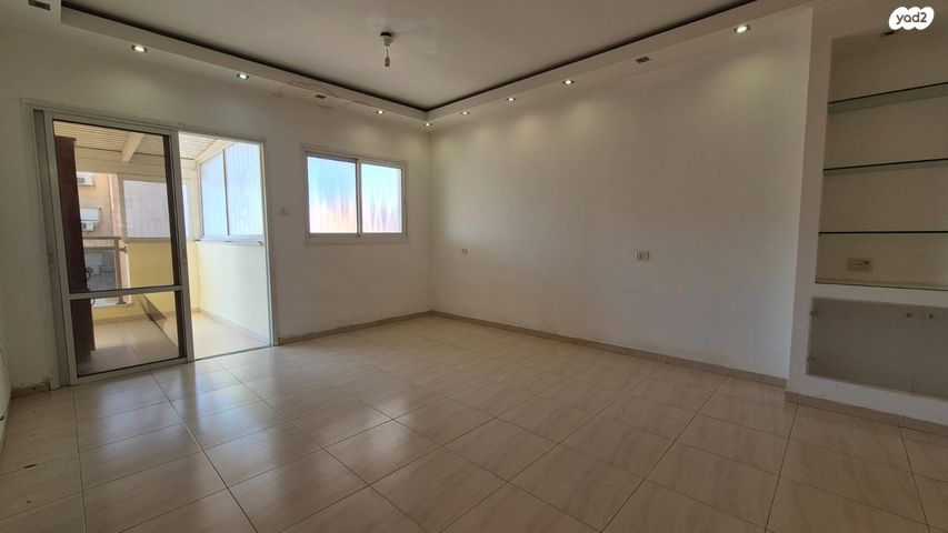 דירה, גולדה מאיר, שיכון עובדים, טבריה