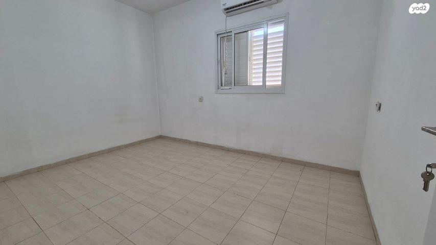 דירה, גולדה מאיר, שיכון עובדים, טבריה