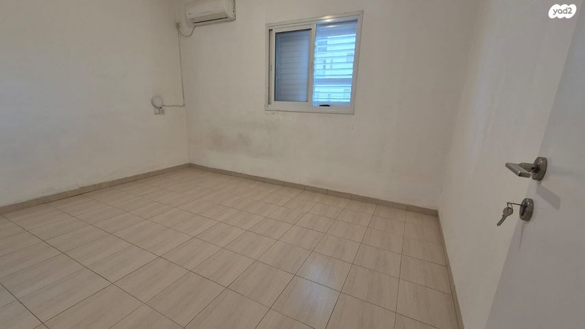 דירה, גולדה מאיר, שיכון עובדים, טבריה