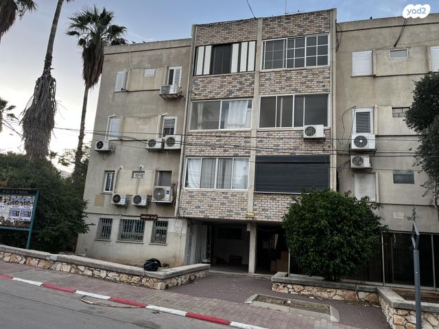 המייסדים 56