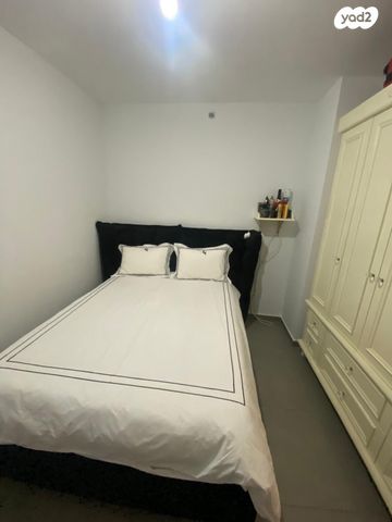 דירה, נתן אלתרמן, רחובות החדשה, רחובות