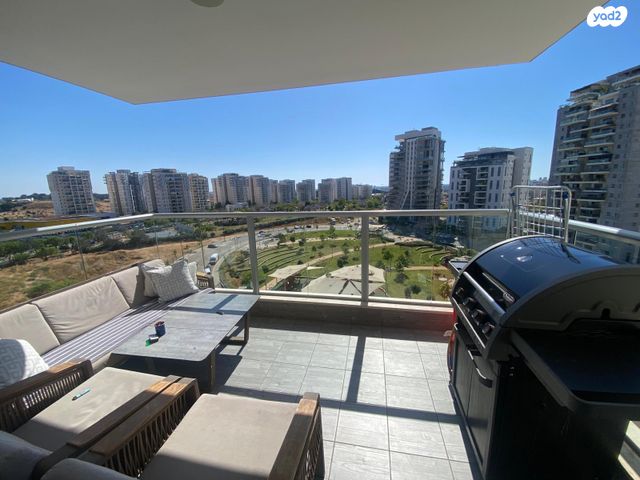 דירה, נתן אלתרמן, רחובות החדשה, רחובות