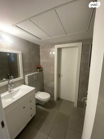 דירה, נתן אלתרמן, רחובות החדשה, רחובות