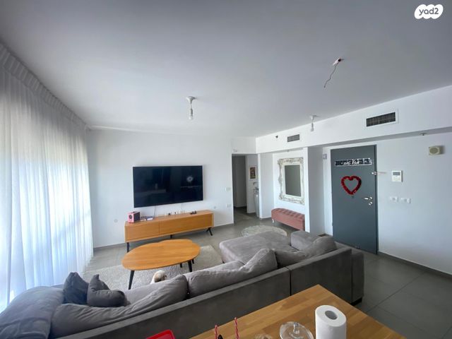 דירה, נתן אלתרמן, רחובות החדשה, רחובות