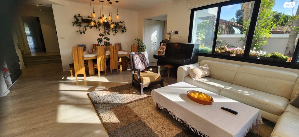 דו משפחתי, נווה מגן, רמת השרון