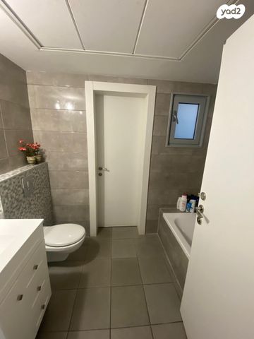 דירה, נתן אלתרמן, רחובות החדשה, רחובות