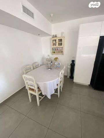 דירה, נתן אלתרמן, רחובות החדשה, רחובות