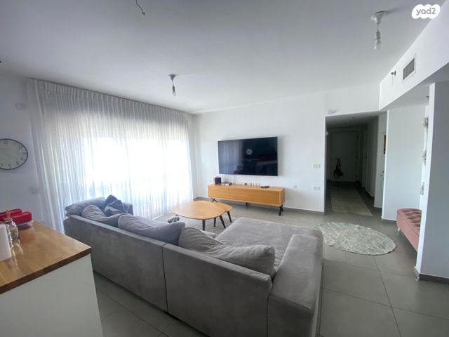 דירה, נתן אלתרמן, רחובות החדשה, רחובות