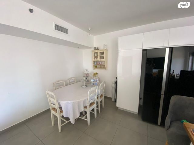 דירה, נתן אלתרמן, רחובות החדשה, רחובות